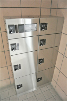【エントランス】 | 共用エントランスには宅配BOXがあるので荷物の受け取りもスムーズに♪再配達を依頼する手間が省けます☆