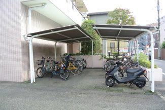 【その他共用部分】 | 屋根付きの駐輪場があるので雨が降っても大切な自転車が濡れません☆駅から自転車もオススメです♪