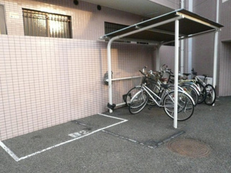 【その他共用部分】 | 敷地内にバイク置き場を完備しています！自転車やバイクがあれば通勤・通学・お買い物にも便利です♪