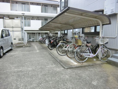 【その他共用部分】 | エクセレント日吉 | 屋根付きの駐輪場で雨が降っても大切な自転車が濡れなくてすみますね♪駅まで自転車もおすすめです！