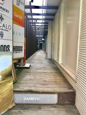 ＡＲＫ　ＧＡＬＬＥＲＹのエントランス|ウッドデッキを進んだ先にあります