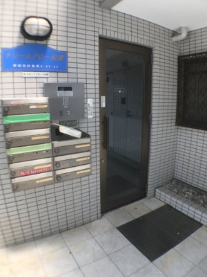 【エントランス】 | ドリームアロー松原 | 屋根が付いているので、雨が降っても郵便物も濡れずに済みます。