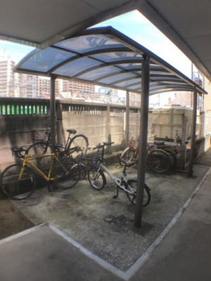 【その他共用部分】 | ドリームアロー松原 | オートロックを抜けた先に駐輪スペースあり。こちらも屋根付。ありがたいですね。