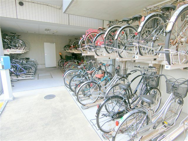 メインステージ蒲田Ⅴのその他共用部分|屋根付きラック式の駐輪場　
