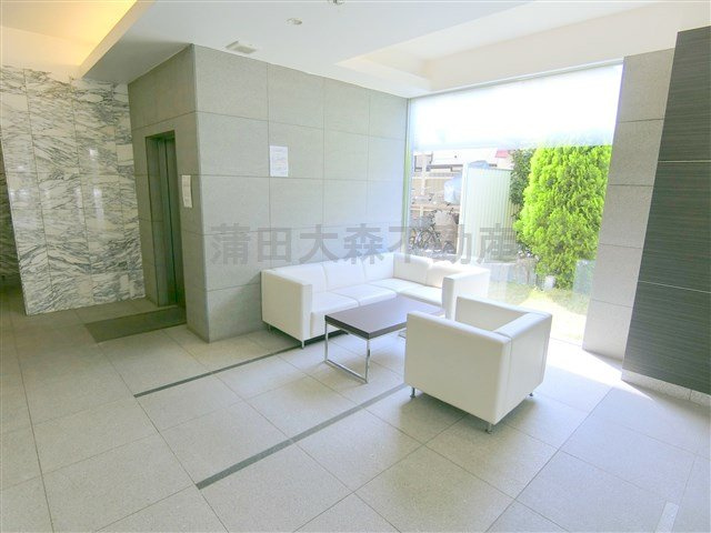 メインステージ蒲田Ⅴのエントランス|防犯カメラTVモニター付オートロック宅配BOXメールBOX管理人室　エントランスホール