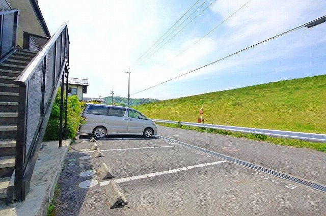 プレミール加茂Ａの駐車場|お車を駐車するスペースもございます。