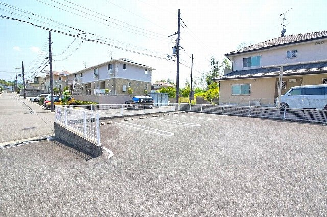 グランディールAの駐車場|駐車場があるので、車を買う予定の方も安心です