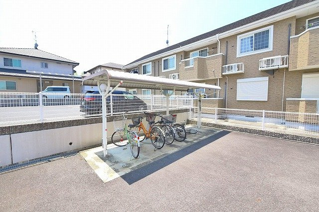 グランディールAのその他共用部分|屋根付き駐輪場です
