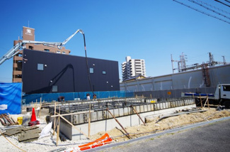 【外観】 | 1号棟　現地（2018年4月）撮影
6月下旬に完成予定です！
道路の舗装がしっかりとされているのでベビーカーや自転車も快適に通行が可能。