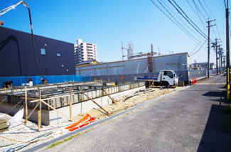 【前面道路含む現地写真】 | 1号棟　前面道路含む現地（2018年4月）撮影
こちら前面道路は北側4.9m。
1号棟は北西角地。