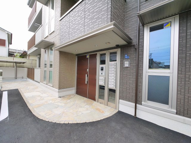 レジデンス三條のエントランス|オートロック付きで安心ですね。