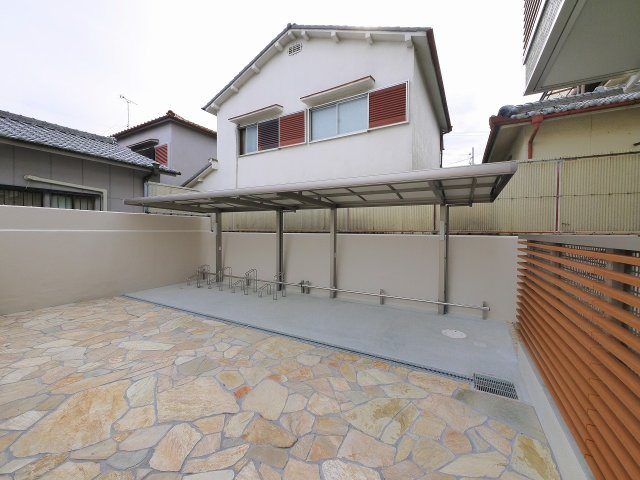 レジデンス三條のその他共用部分|ゆったりとした駐輪スペース。