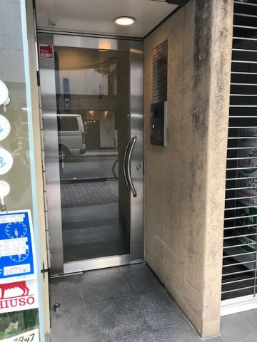 伊勢半ビルのエントランス