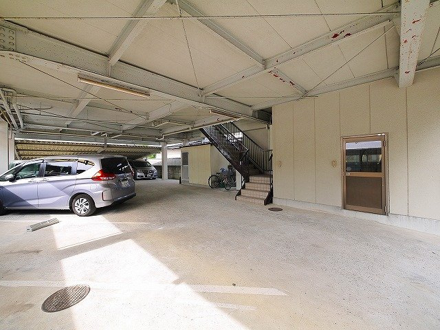 三条町貸倉庫の駐車場