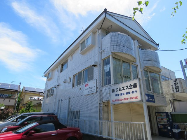 山雄ビルの外観