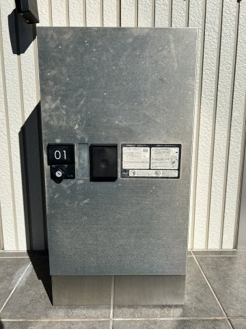 ジュネス榊原の設備|宅配ボックスがあるので、留守中でも荷物を受け取れます
