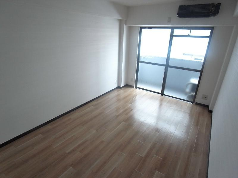 ディアコート岡畑の居間・リビング