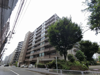 【外観】 | JR横浜線・横浜市営地下鉄ブルーライン・東海道新幹線「新横浜」駅徒歩10分と好立地。