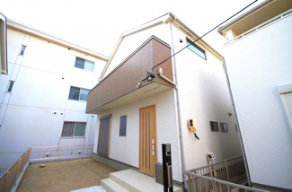 【外観】 | 2号棟　現地（2018年5月）撮影
南向きで陽当り良好。南庭はお好みのプライベートガーデンに…♪