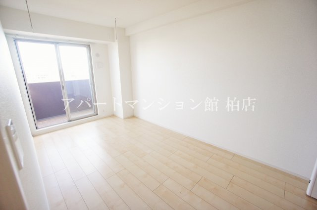 リベラ　サンリット　カーサの洋室