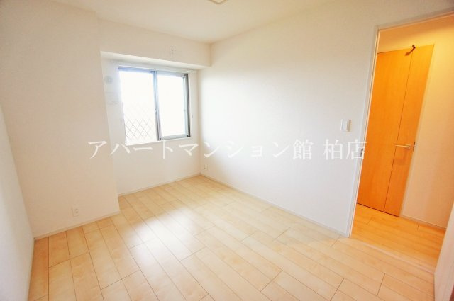 リベラ　サンリット　カーサの洋室