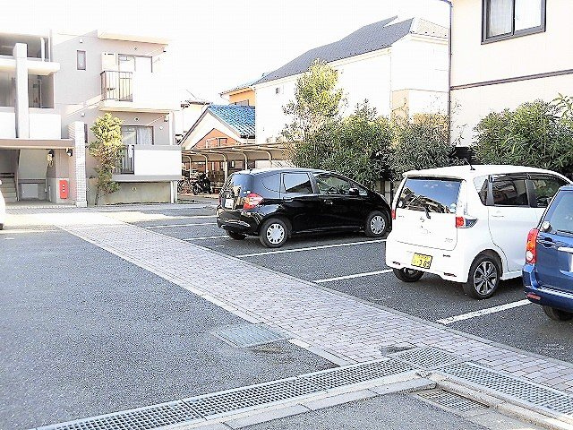 ファミールグランの駐車場