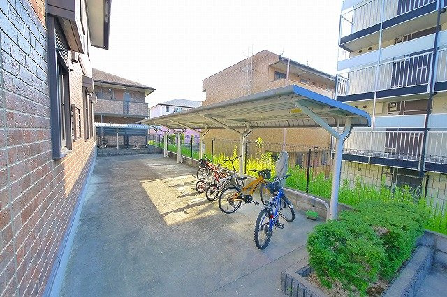 リビングタウン相楽　Ｂ棟のその他共用部分|屋根付き駐輪場です