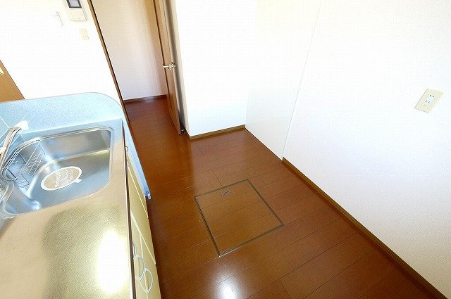 リビングタウン相楽　Ｂ棟のキッチン|冷蔵庫などしっかり置けるキッチンです
