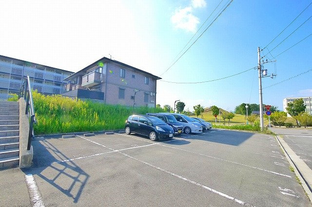 リビングタウン相楽　Ｂ棟の駐車場|駐車場があるので、車を買う予定の方も安心です