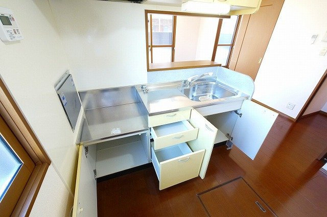 リビングタウン相楽　Ｂ棟のキッチン|収納豊富なキッチンです