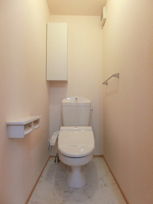 【トイレ】 | クレセントⅠ | トイレは温水洗浄便座付き♪人気のバストイレ別です♪小物を置ける便利な棚やタオルハンガーも付いています♪