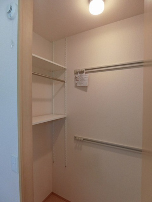 【収納】 | クレセントⅠ | 洋室5.2帖のお部屋にあるワンステップクローゼットです！収納したい物のサイズに合わせて棚板などを自由に動かせます☆