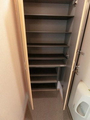 【玄関】 | クレセントⅠ | たっぷり収納できるシューズボックスで玄関すっきり片付きます☆全身ミラー付きでお出かけの時の身だしなみ確認もばっちり！