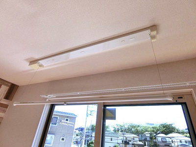 【内装】 | クレセントⅠ | リビングダイニングキッチンにある室内物干しは、雨の日やお出掛け時の室内干しにとても便利☆花粉や梅雨の時期にも重宝しますね♪