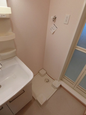 【洗面所】 | クレセントⅠ | 洗面所内、洗髪洗面化粧台横にある室内洗濯機置き場です♪防水パンが付いているので万が一の漏水にも安心！