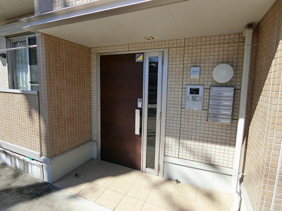 【エントランス】 | クレセントⅠ | 共用エントランスは不審者の侵入を未然に防ぐオートロック付き！防犯対策充実しています◎