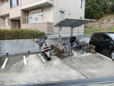 【その他共用部分】 | クレセントⅠ | 屋根付きの駐輪場・バイク置き場を完備しています！自転車やバイクがあれば通勤・通学、お買い物にも便利です♪
