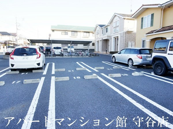 メゾン・ドゥ・ソレイユBの駐車場