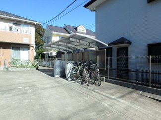 【その他共用部分】 | 敷地内に屋根付き駐輪場を完備しています！通勤通学、お買物にも自転車があると便利ですよね☆
