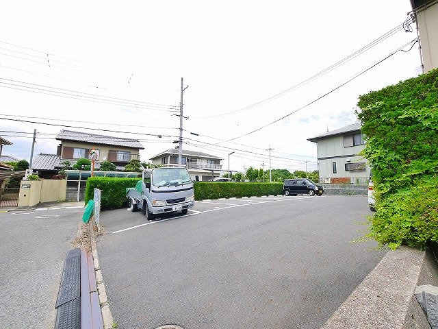 コーポ神功の駐車場