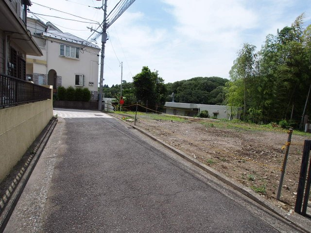 保土ヶ谷区桜ヶ丘２丁目全３棟　新築戸建ての前面道路含む現地写真