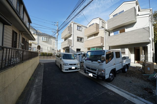 保土ヶ谷区桜ヶ丘２丁目全３棟　新築戸建て【成約】の前面道路含む現地写真