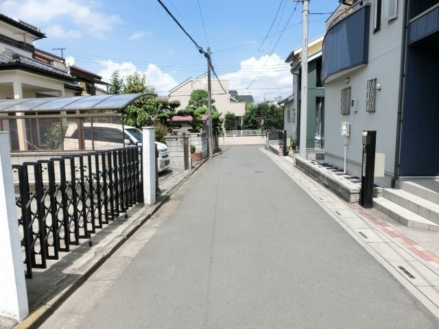 鴻巣市人形３丁目の売地の前面道路含む現地写真