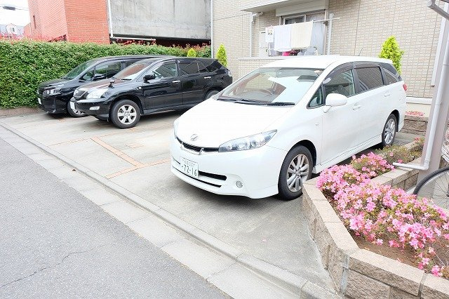 ブリリアンスの駐車場
