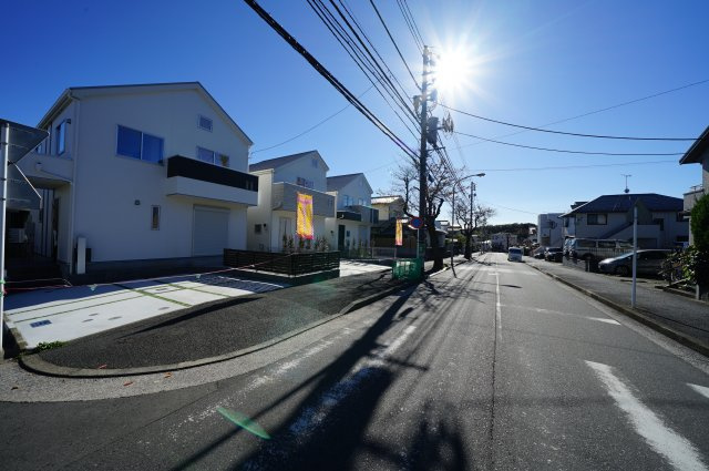 保土ヶ谷区新桜ヶ丘１丁目 全３棟新築戸建ての前面道路含む現地写真