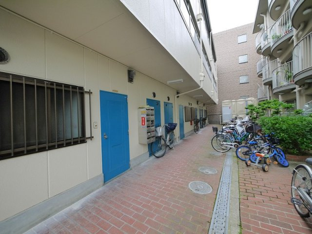 第2岡田マンションのその他共用部分|ゆったりとした共有スペース。