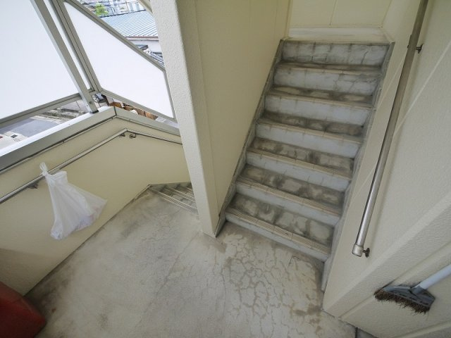 第2岡田マンションのその他共用部分|ゆったりとした共有階段。