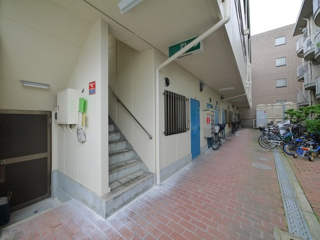 第2岡田マンションのその他共用部分|ゆったりとした共有スペース。