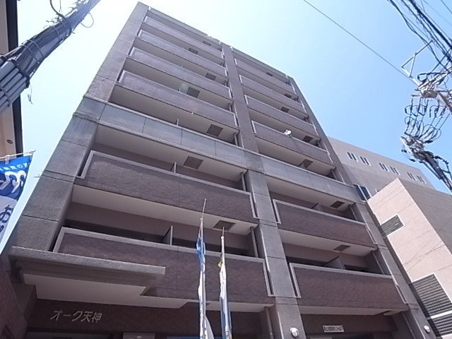 オーク天神の外観
