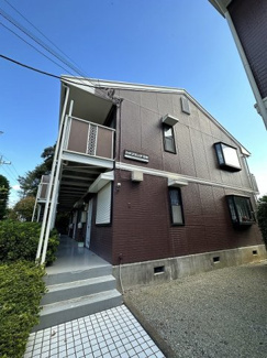 【外観】 | 「生田」駅にアクセス可能な最寄りバス停まで徒歩1分の2階建てアパート！雨の日の通勤やお出かけもバス利用でスムーズです♪